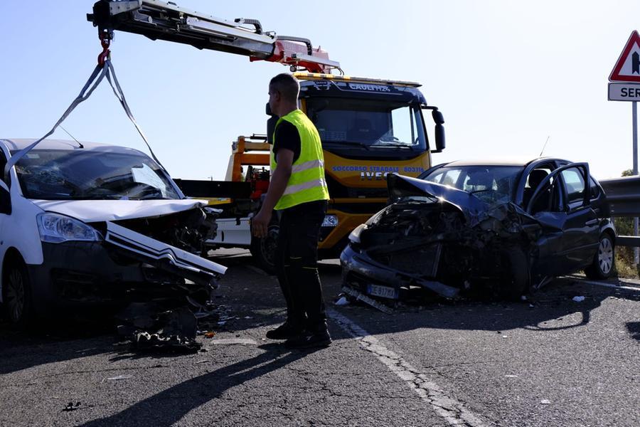 
	il luogo dell'incidente con le due auto scontratesi

