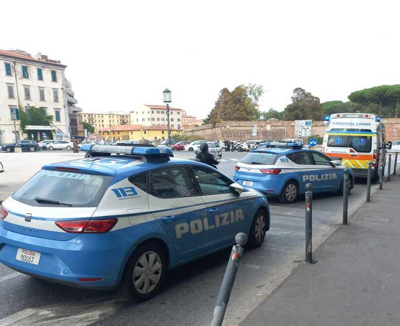 Livorno, aggredisce la tabaccaia in piazza della Repubblica e crea il caos nel negozio