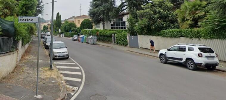 Sassuolo, i residenti di via Rometta protestano: «Sosta selvaggia e auto oltre il limite»<br>
