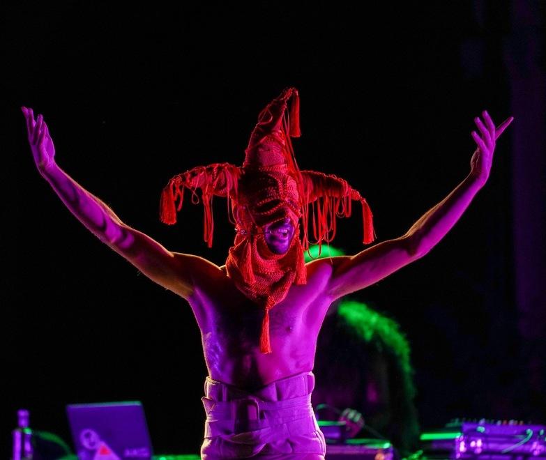 Tempio, no a bacio gay e glutei in mostra: «Ci censurano, niente spettacolo»