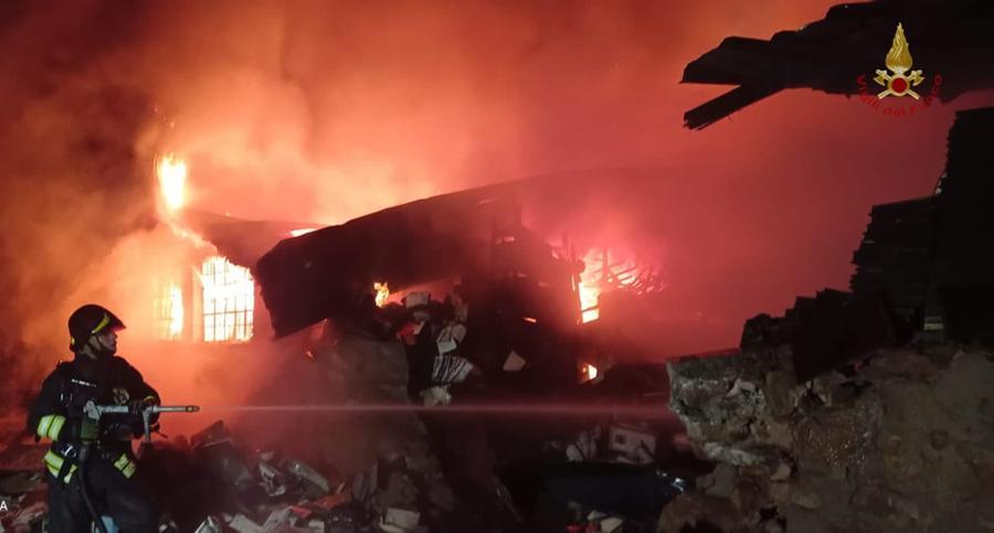Grosseto, incendio in un capannone a Nomadelfia: dentro anche 4 bombole di gpl