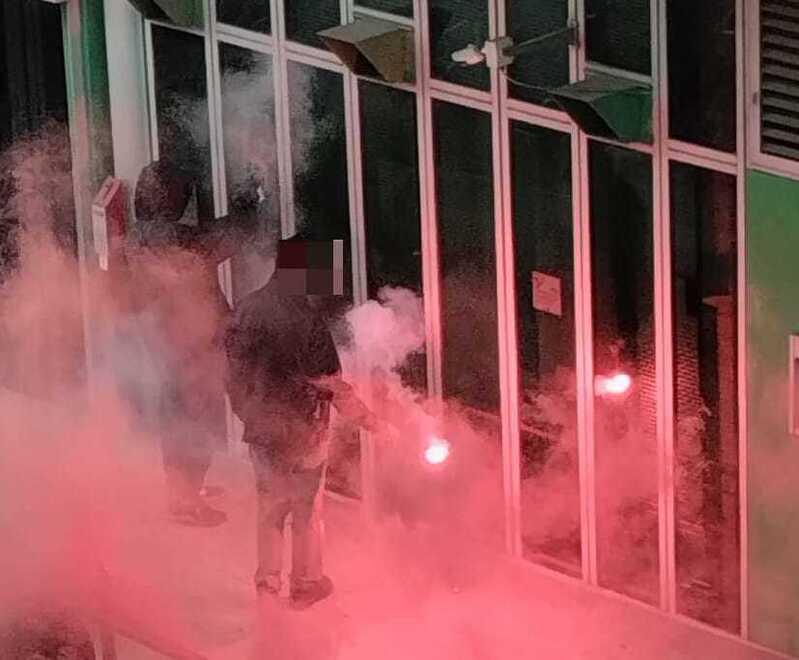 Firenze, il corteo paralizza i viali: spaccati i vetri di una banca – Video