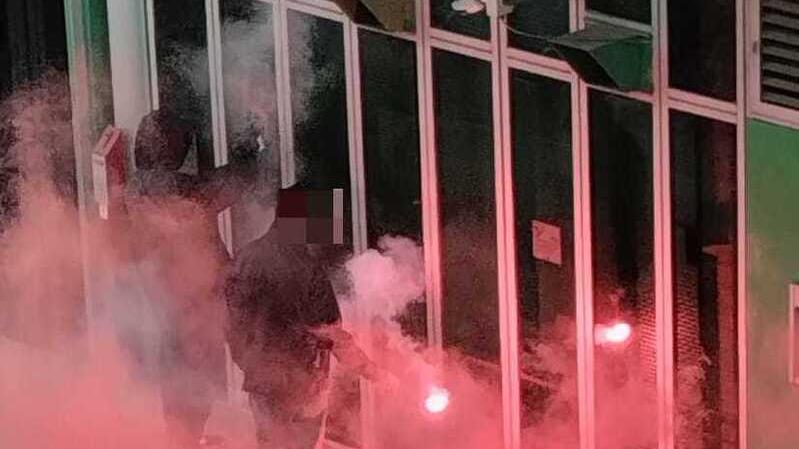 Firenze, il corteo paralizza i viali: spaccati i vetri di una banca – Video
