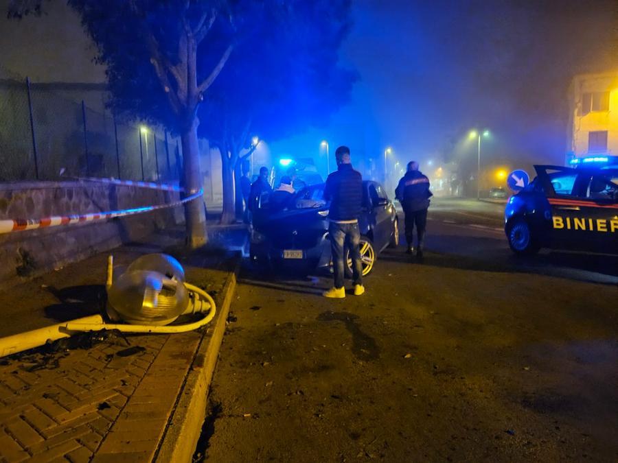 Porto Torres, perde il controllo dell’auto alla rotatoria e sbatte contro il palo della luce: un ferito