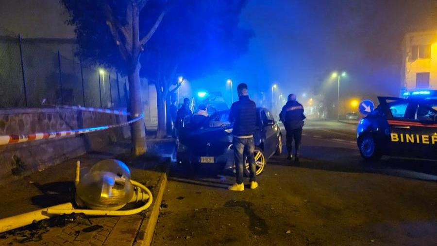 Porto Torres, perde il controllo dell’auto alla rotatoria e sbatte contro il palo della luce: un ferito