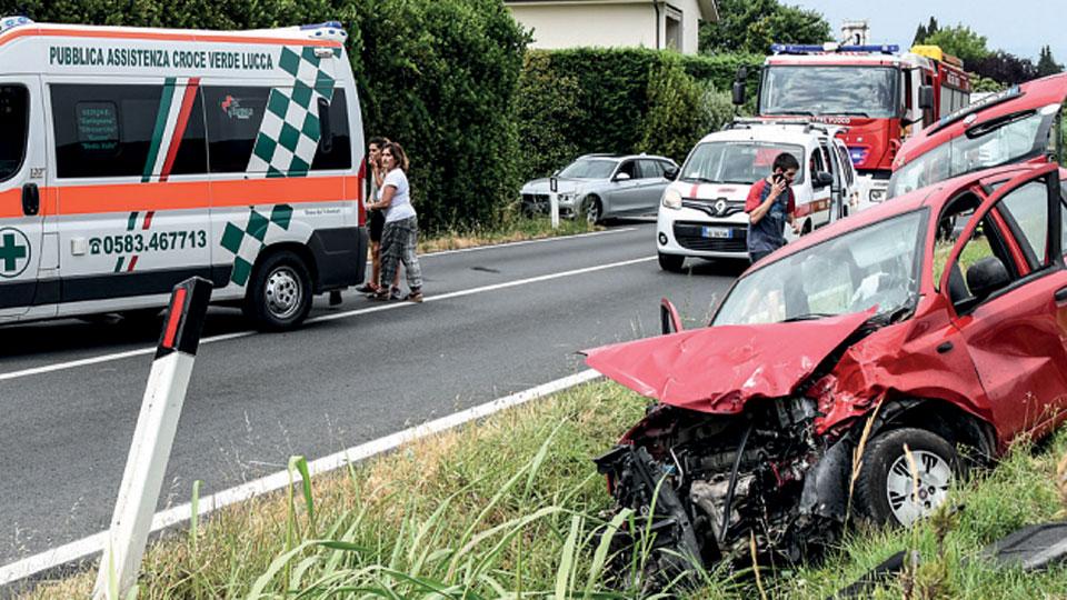 Strade, a Lucca quattro incidenti al giorno: nel 2022 raddoppiate le vittime