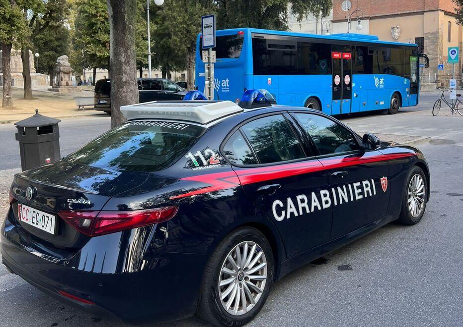 Salgono sul bus senza biglietto e aggrediscono i controllori: beccati grazie alle telecamere