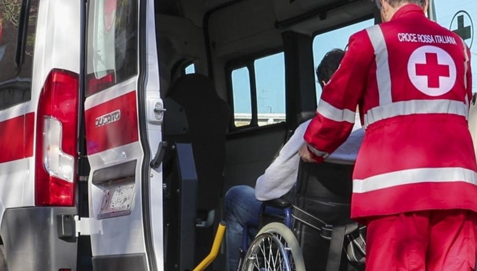 Viareggio, dializzata portata a casa con l’ambulanza del 118. Il medico spiega come funziona il servizio