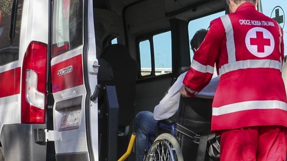 Viareggio, dializzata portata a casa con l’ambulanza del 118. Il medico spiega come funziona il servizio