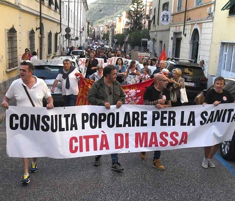 Sanità, nuova manifestazione a Massa: «Il Distretto per ora è salvo»