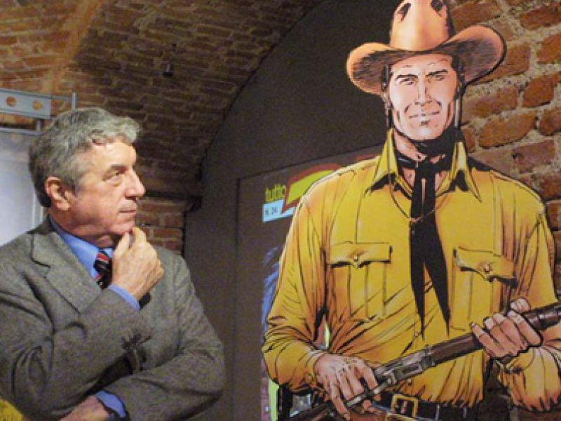 
	Sergio Bonelli con un'immagine di Tex Willer

