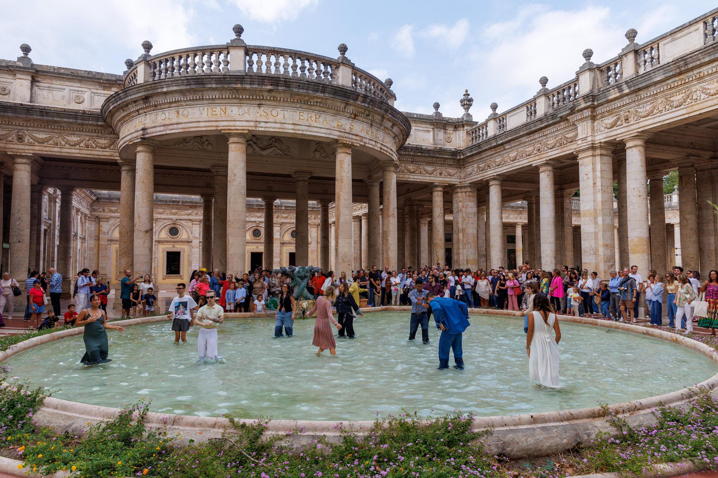 Montecatini, bagno nella fontana con polemiche al picnic nel parco del Tettuccio