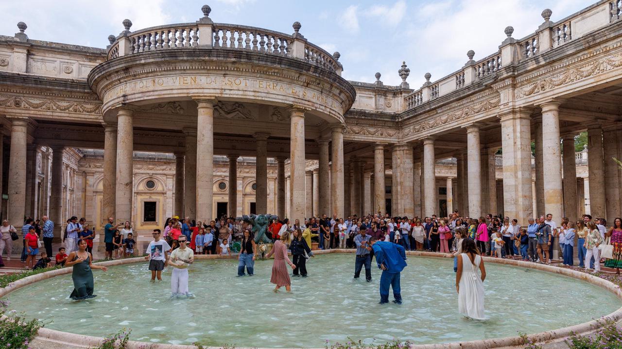 Montecatini, bagno nella fontana con polemiche al picnic nel parco del Tettuccio
