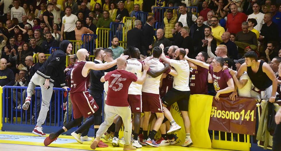 Libertas, in duecento a Piombino sognando un blitz (e Saccabomb)