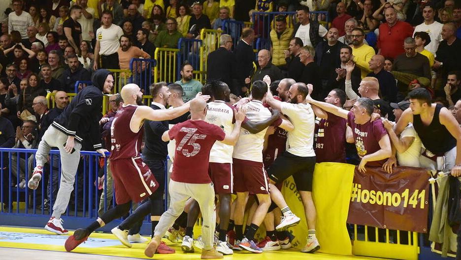 Libertas, in duecento a Piombino sognando un blitz (e Saccabomb)