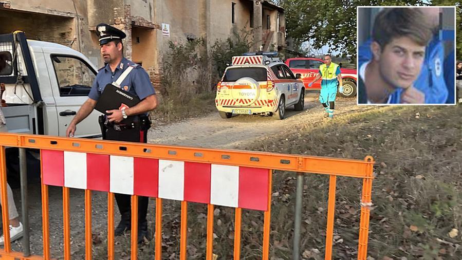 Morto a 17 anni nel casolare, il dolore degli amici di Mattia: «Ora sei più vicino che mai». Indagini sui cellulari dei testimoni