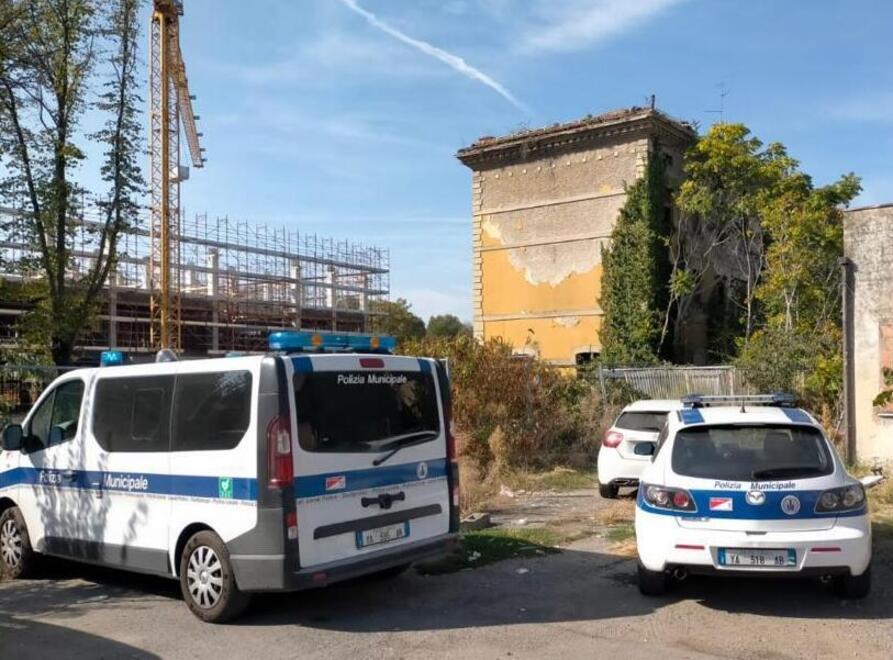 Trovato il cadavere di un uomo dentro a un edificio abbandonato