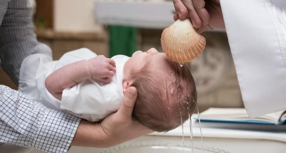 La fuga dei cattolici: nell'isola il record degli sbattezzati