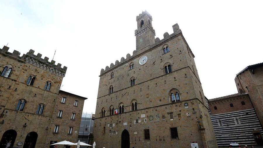 Volterra, il locale viene multato perché ha aggiunto troppe sedie ai tavolini