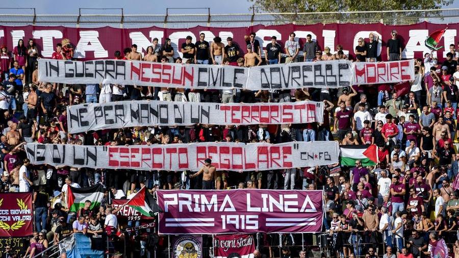 Livorno, bandiere della Palestina in curva Nord. Ed Esciua riprende tutto col telefonino