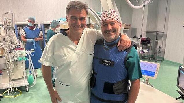 Un intervento chirurgico da dieci minuti fa sparire il mal di schiena, la tecnica sperimentata su un paziente a Sassari