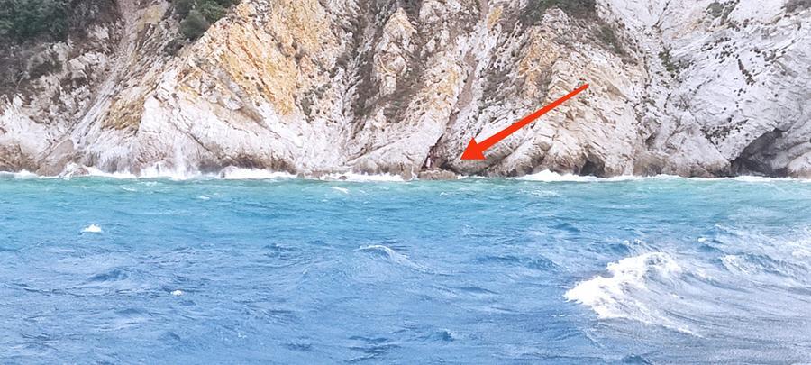 
	Il piccolo anfratto sulla scogliera di Sottobomba dove si sono rifugiati la donna e i tre bambini&nbsp;


