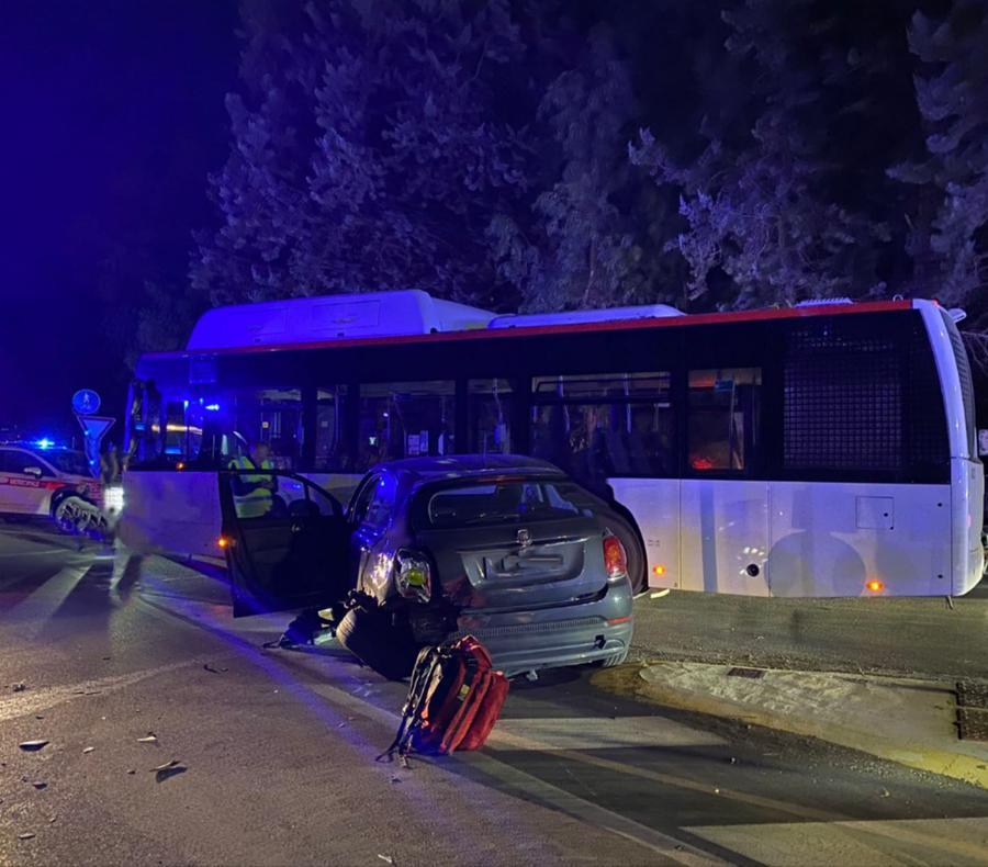 Castiglione della Pescaia, tamponamento a catena fra due auto e un bus: coinvolti in sei tra cui due minori