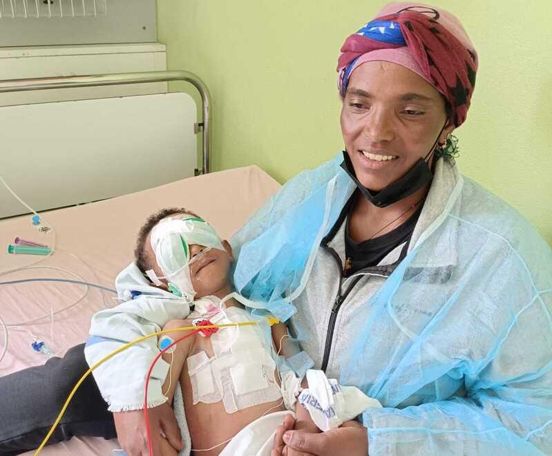 
	La bambina operata in braccio alla madre

