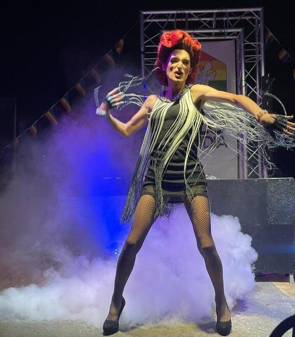 Olbia, la drag queen Galaxia, all’anagrafe Riccardo Asara, si racconta: «La comicità davanti a tutto»