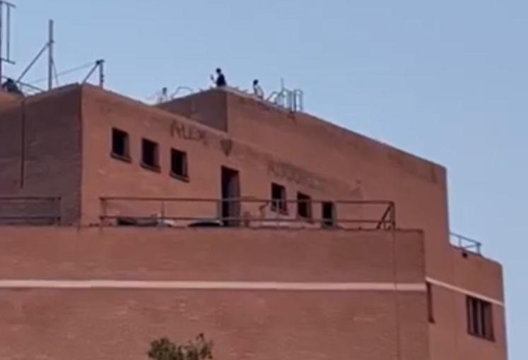 Modena, lanciano sassi dal tetto di “Alcatraz”: c'è il filmato