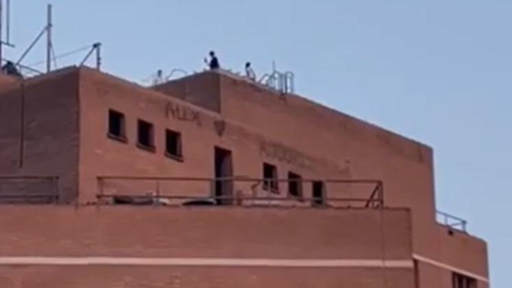 Modena, lanciano sassi dal tetto di “Alcatraz”: c'è il filmato