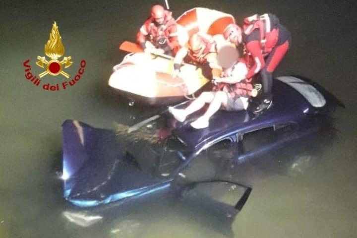 Oristano, sbanda con l’auto e finisce nel canale: il conducente portato in salvo con un gommone