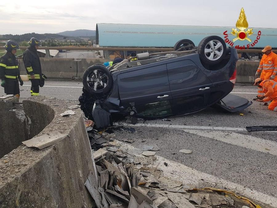 Livorno, si ribalta con l’auto sulla Fi-Pi-Li: soccorso un 51enne
