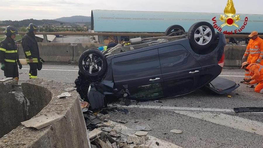 Livorno, si ribalta con l’auto sulla Fi-Pi-Li: soccorso un 51enne