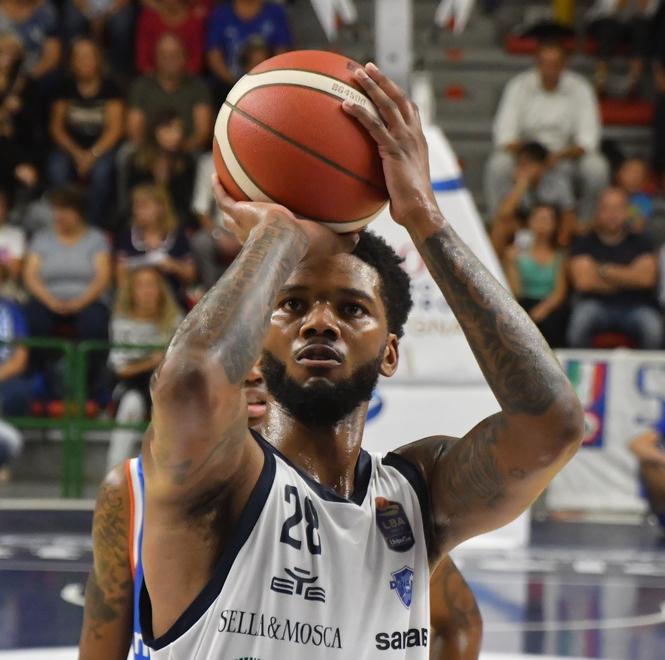 I Giganti si danno un “cinque”, con Breein Tyree primo sorriso Dinamo 