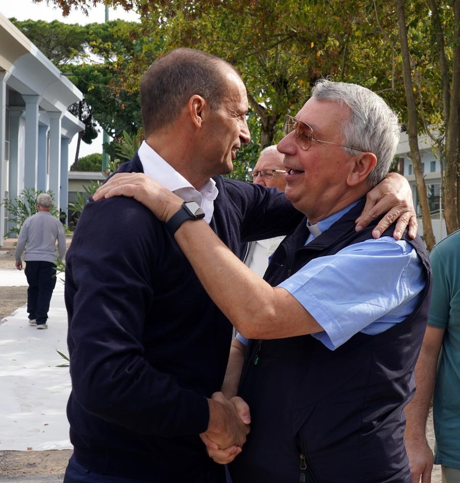 
	Massimiliano Allegri col vescovo Simone Giusti alla rpesentazione dell'emporio solidale (foto Franco Silvi)

