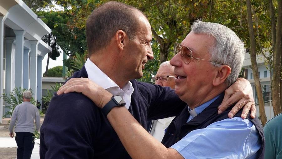 Massimiliano Allegri col vescovo Simone Giusti alla rpesentazione dell'emporio solidale (foto Franco Silvi)