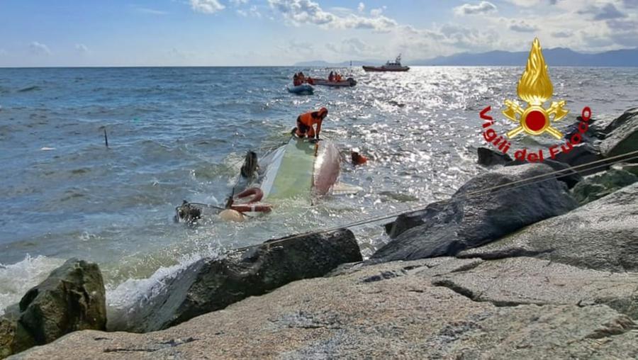 Barca a vela alla deriva si schianta sulla diga foranea del porto di Cagliari, nessuna traccia di persone