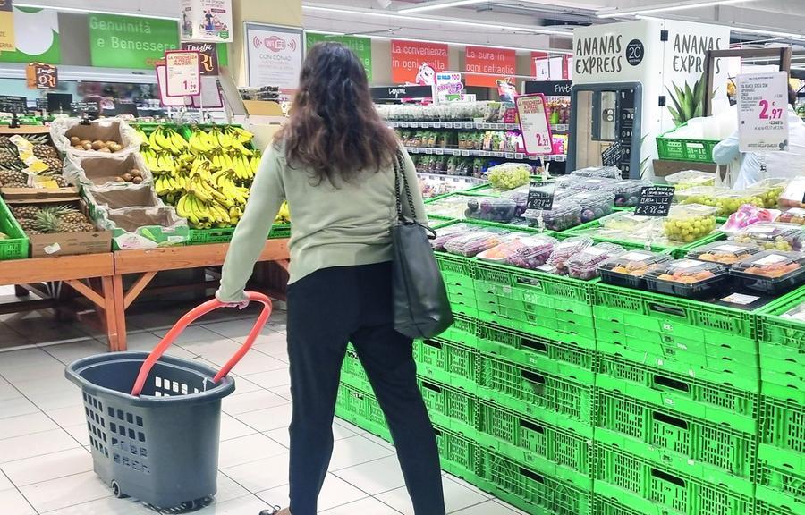 Nei supermercati prezzi invariati ma meno quantità: il carrello si svuota