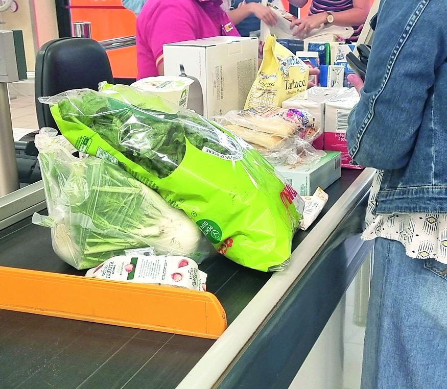 Spesa, tecniche di sopravvivenza tra prodotti in scadenza e caccia alle promozioni