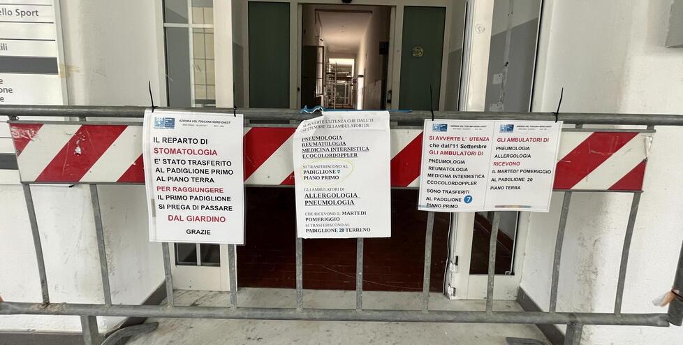 Nella foto i cartelli davanti all’entrata interna del 5° terreno con le indicazioni sul trasloco delle varie specialistiche (foto Franco Silvi)