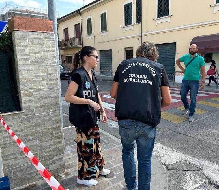 La polizia scientifica durante i rilievi (Franco Silvi)
