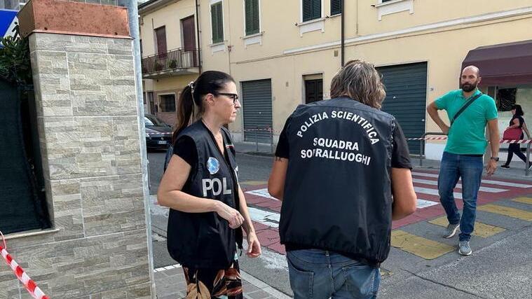 La polizia scientifica durante i rilievi (Franco Silvi)