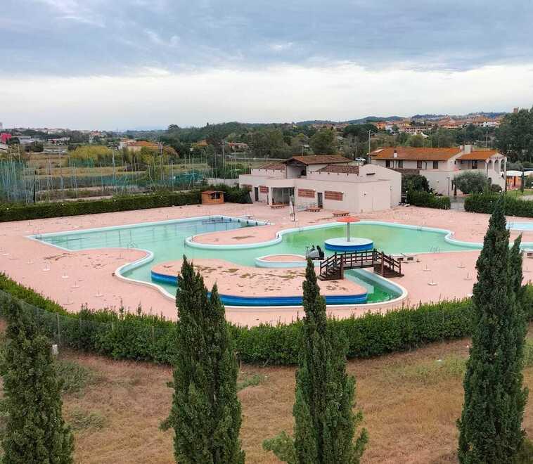 La piscina del complesso ex “Le Barbate” a Montopoli