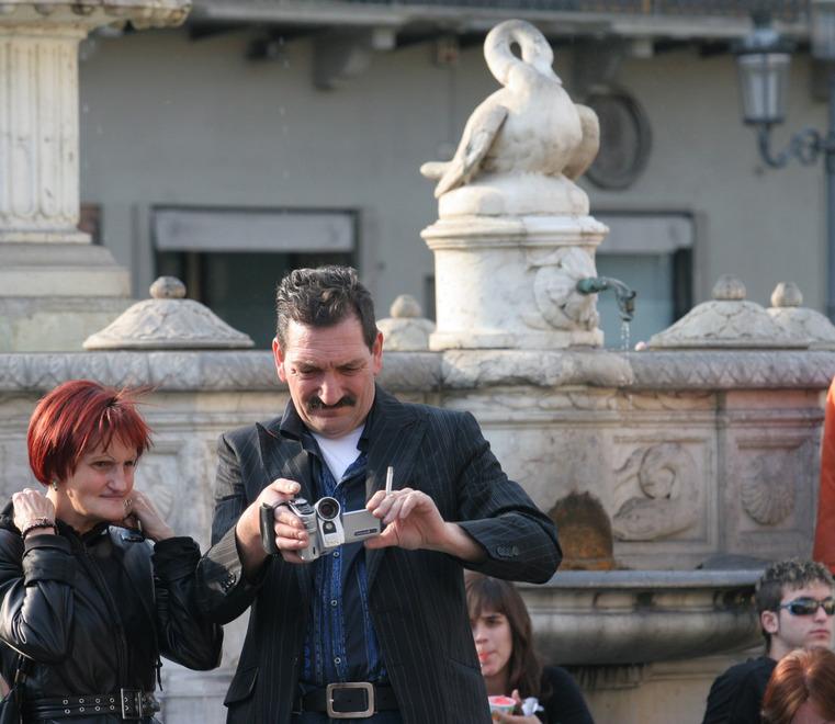 Turisti in piazza del Duomo a Prato