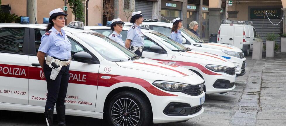 Polizia Municipale schierata durante una celebrazione in piazza