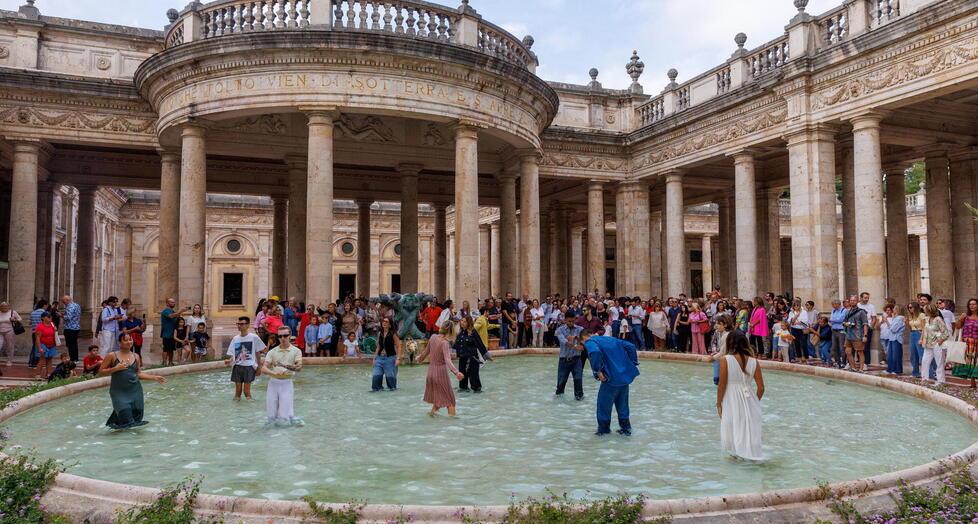 Nella foto di Nucci/Innocenti il ballo nella vasca del Tettuccio