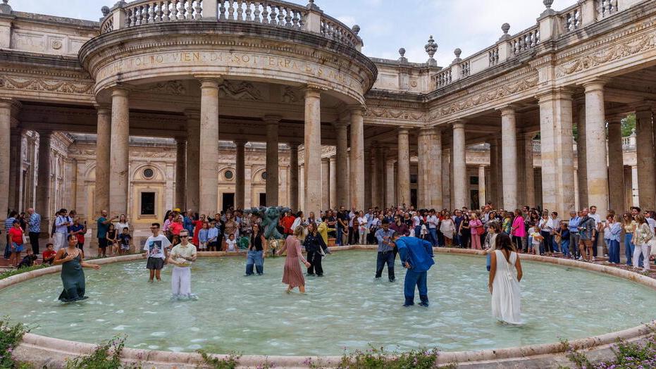 Nella foto di Nucci/Innocenti il ballo nella vasca del Tettuccio