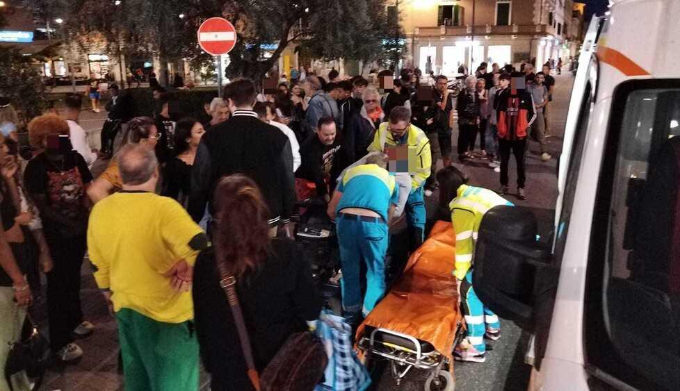 La folla riunitasi in Corso Italia di fronte a piazza Gramsci (foto PaBar)
