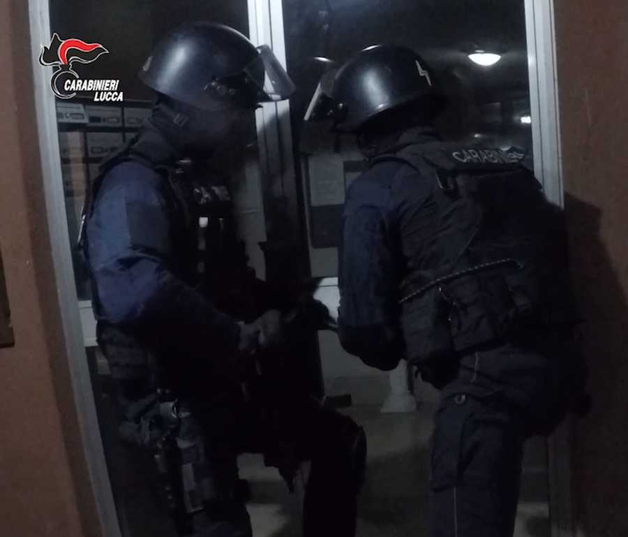 Montecarlo, blitz in una casa: due arresti per una serie di furti